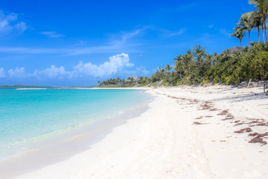 Cabbage Beach Paradise Island Nassau — arena fina y agua azul